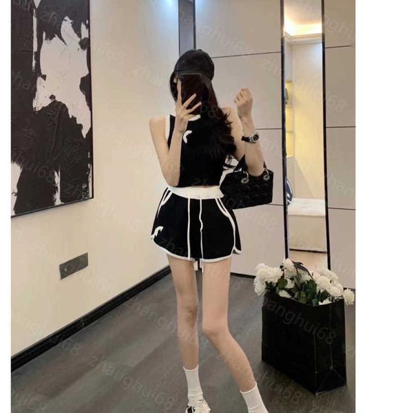 23ss casual suit women pants sets womens designer clothing double c towel embroidery contrast color wavy knitted vest elastic waist shorts s, White
23ss casual suit women pants sets womens designer clothing double c towel embroidery contrast color wavy knitted vest elastic waist shorts s, White