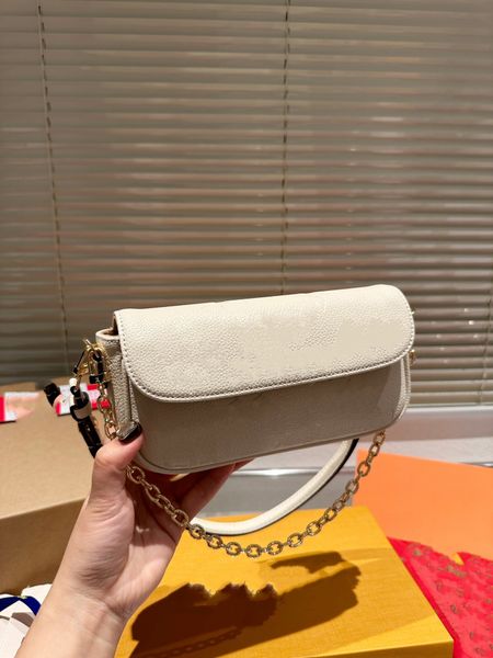 classic print chain bag with small design for women's 2023 new trend commuter fashion one shoulder crossbody small square bag
classic print chain bag with small design for women's 2023 new trend commuter fashion one shoulder crossbody small square bag