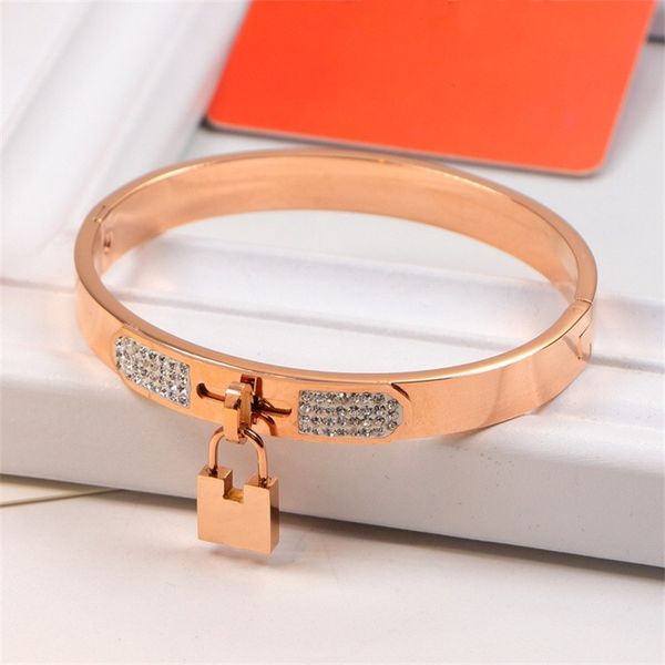 luxury brand designer bangle bracelet designer jewelry 18k gold plated bracelets for womens wedding party jewelry gift bracelets dhl free, Black
luxury brand designer bangle bracelet designer jewelry 18k gold plated bracelets for womens wedding party jewelry gift bracelets dhl free, Black