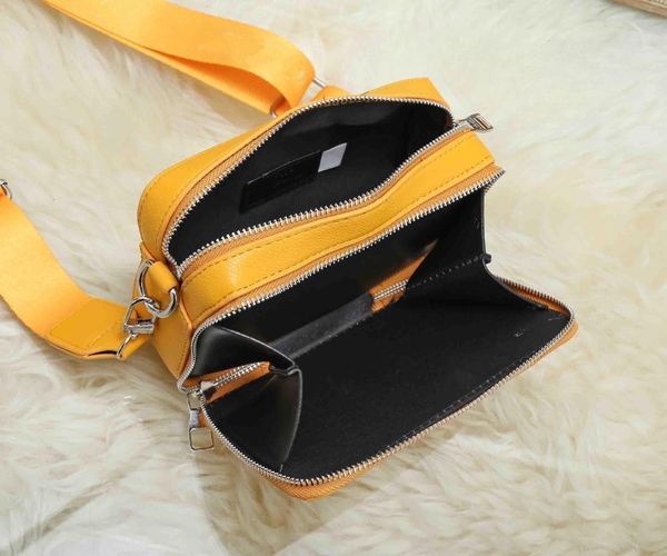 the new wide shoulder strap advanced sense small square bag can be a single shoulder cross-body mobile phone purse
the new wide shoulder strap advanced sense small square bag can be a single shoulder cross-body mobile phone purse