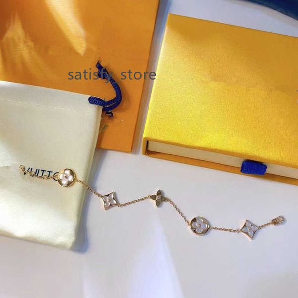 luxury designer elegant gold and silver bracelet fashion women's letter pendant clover bracelet wedding special design jewelry quality, Black
luxury designer elegant gold and silver bracelet fashion women's letter pendant clover bracelet wedding special design jewelry quality, Black