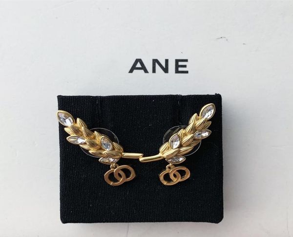 luxury brand designer stud earrings famous women crystal rhinestone pearl earrings wedding party jewelry41336451, Golden;silver
luxury brand designer stud earrings famous women crystal rhinestone pearl earrings wedding party jewelry41336451, Golden;silver