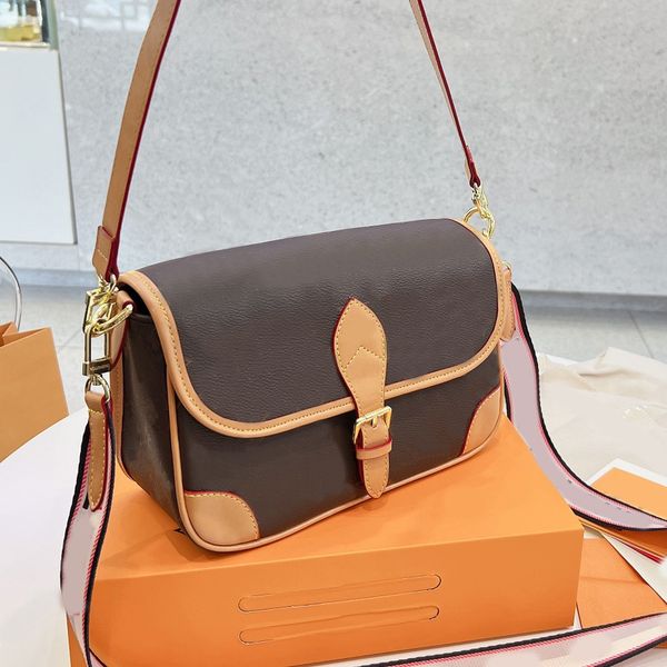 baguette bag designer brand bag cross body chains satchel totes luxury handbag fashion shoulder bag women letter purse phone wallet artwork
baguette bag designer brand bag cross body chains satchel totes luxury handbag fashion shoulder bag women letter purse phone wallet artwork