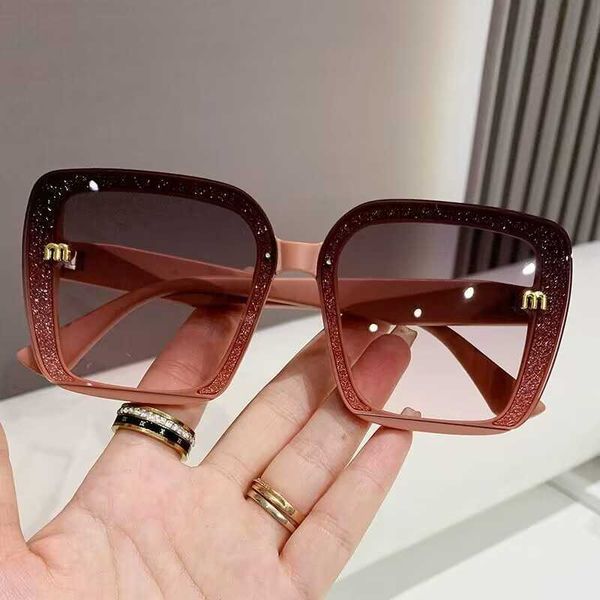 fashionable new frameless large box uv resistant trendy internet red thin sunglasses, White;black
fashionable new frameless large box uv resistant trendy internet red thin sunglasses, White;black