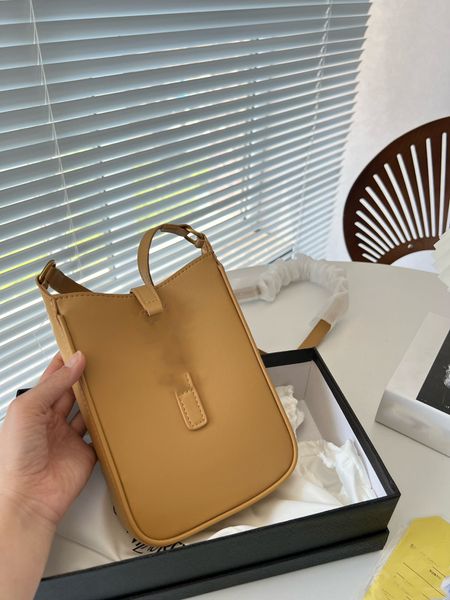 classic designer design is very simple and very advanced upper body is very temperament of the receiver bag with a small card bag inside
classic designer design is very simple and very advanced upper body is very temperament of the receiver bag with a small card bag inside