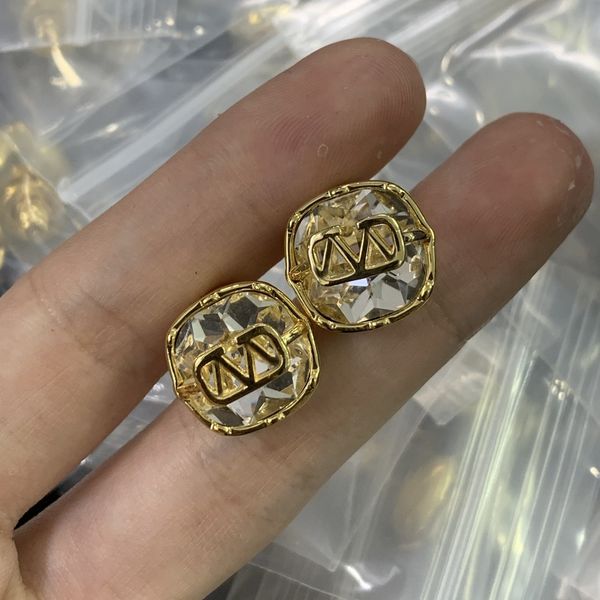 2023 new luxury letter v stud women designer europe america style studs fashion valentinosity couple personality earrings kh6c, Golden;silver
2023 new luxury letter v stud women designer europe america style studs fashion valentinosity couple personality earrings kh6c, Golden;silver