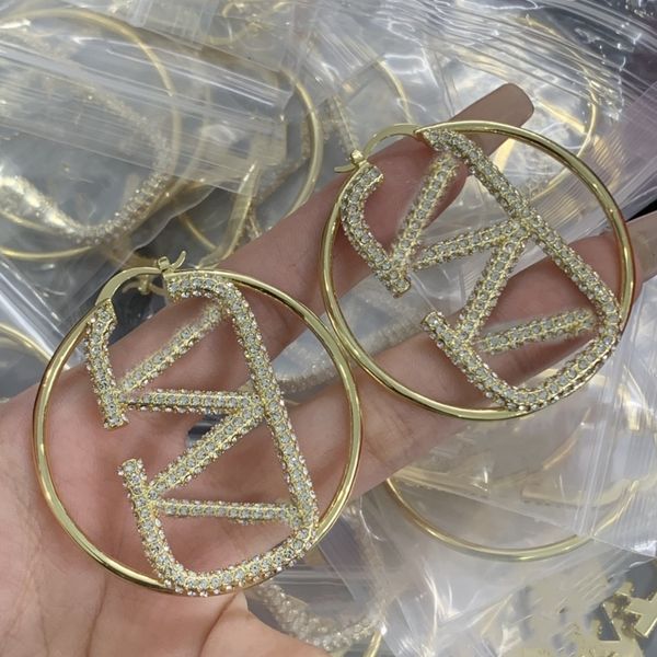 2023 high luxury letter v stud women designer europe america style studs fashion valentinosity couple personality earrings kh6f, Golden;silver
2023 high luxury letter v stud women designer europe america style studs fashion valentinosity couple personality earrings kh6f, Golden;silver