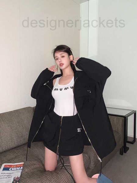 women's tracksuits designer leisure sports set spring/summer 2023 new nylon material hooded large pocket charge coat zipper short skirt, Gray
women's tracksuits designer leisure sports set spring/summer 2023 new nylon material hooded large pocket charge coat zipper short skirt, Gray