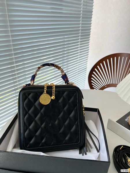 new lambskin diamond check fringe nail bead texture handbag zipper leather handbag large capacity makeup bag daily practical can hold mobile
new lambskin diamond check fringe nail bead texture handbag zipper leather handbag large capacity makeup bag daily practical can hold mobile