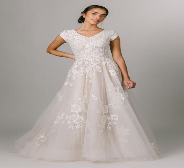 2022 new ivory champagne aline modest wedding dresses gowns cap sleeves v neck lace appliquies buttons back women formal bridal g3780017, White
2022 new ivory champagne aline modest wedding dresses gowns cap sleeves v neck lace appliquies buttons back women formal bridal g3780017, White