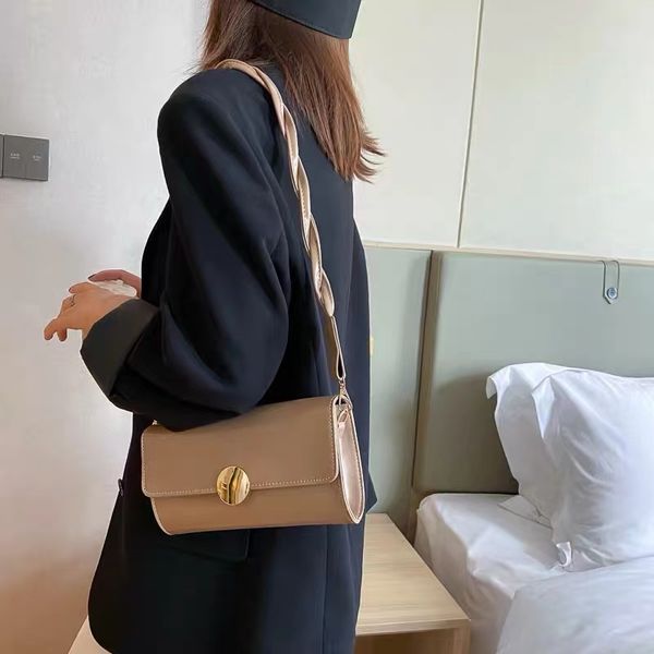 high-quality designer tote shoulder fashion bag large capacity bag women's nylon leather crossbody bag real famous handbag women's
high-quality designer tote shoulder fashion bag large capacity bag women's nylon leather crossbody bag real famous handbag women's