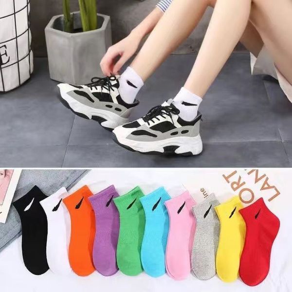 designer fashion solid sports men's and women's socks classic hooks black and white gray basketball sweat absorbent short boat soc
designer fashion solid sports men's and women's socks classic hooks black and white gray basketball sweat absorbent short boat soc