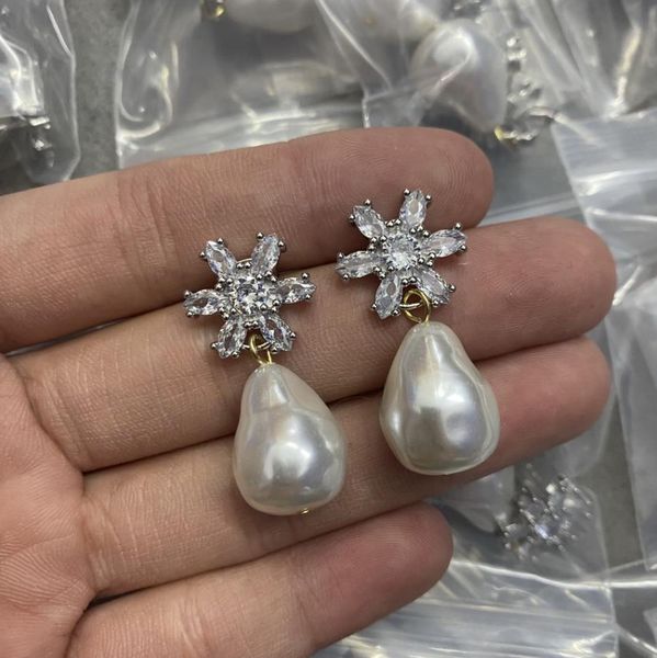 new full diamonds pearl pendant earrings feminine style smooth brass gold plated ear studs luxury jewelry e3022, Golden;silver
new full diamonds pearl pendant earrings feminine style smooth brass gold plated ear studs luxury jewelry e3022, Golden;silver