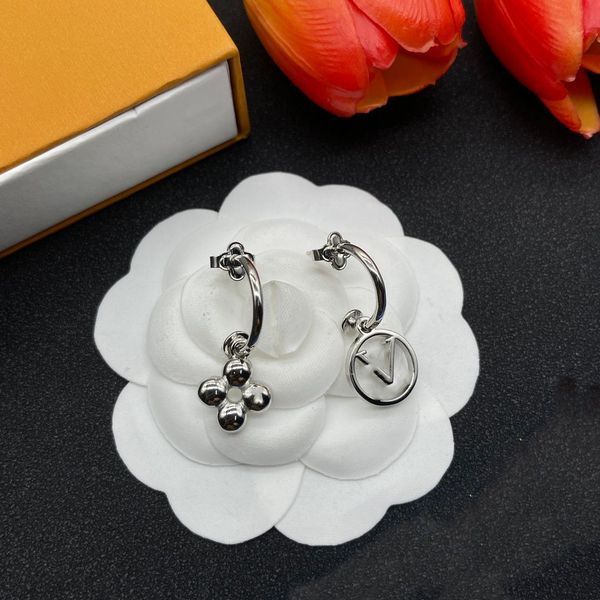 designer women's fashion simple earrings exaggerated earrings earrings accessories luxury classic glamour earrings diamond women's, Golden;silver
designer women's fashion simple earrings exaggerated earrings earrings accessories luxury classic glamour earrings diamond women's, Golden;silver