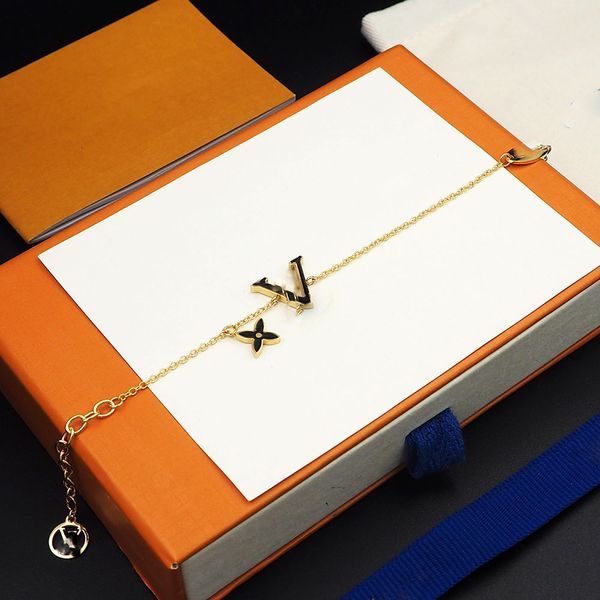 2023 fashion new designer bracelet luxury elegant enamel carved letters flower romantic classic no box, Golden;silver
2023 fashion new designer bracelet luxury elegant enamel carved letters flower romantic classic no box, Golden;silver