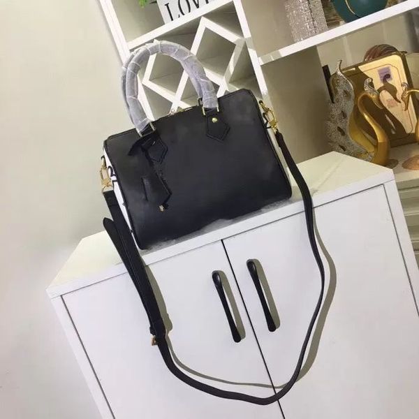 2023 luxury fashion clamshell bag small handbag lady famous brand designer messenger ba g shoulder bags leather chain ladys handbags 25x19x1, Black;red
2023 luxury fashion clamshell bag small handbag lady famous brand designer messenger ba g shoulder bags leather chain ladys handbags 25x19x1, Black;red