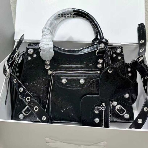 handbags neo cagole real tote 2023 cool designer bag girl leather fashion trend wind oil wax cagoles locomotive handheld straddle large tote
handbags neo cagole real tote 2023 cool designer bag girl leather fashion trend wind oil wax cagoles locomotive handheld straddle large tote