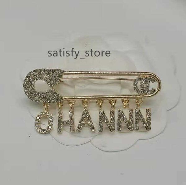 fashion designer high-end sweater suit collar pin brooches for mens womens luxury inlay crystal rhinestone 18k gold plated pendant brooche j, Gray
fashion designer high-end sweater suit collar pin brooches for mens womens luxury inlay crystal rhinestone 18k gold plated pendant brooche j, Gray