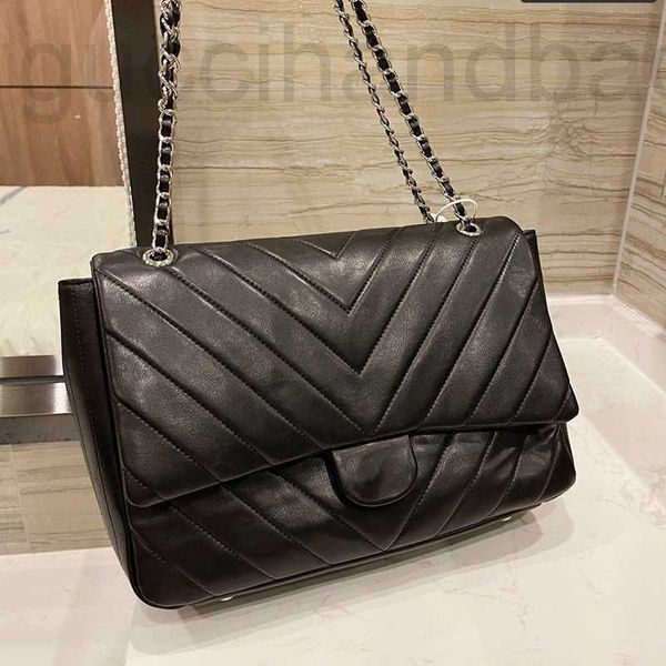 france womens vintage classic falp bags chevron line v-stitch pre-collection silver hardware metal crossbody shoulder large capacity luxury
france womens vintage classic falp bags chevron line v-stitch pre-collection silver hardware metal crossbody shoulder large capacity luxury