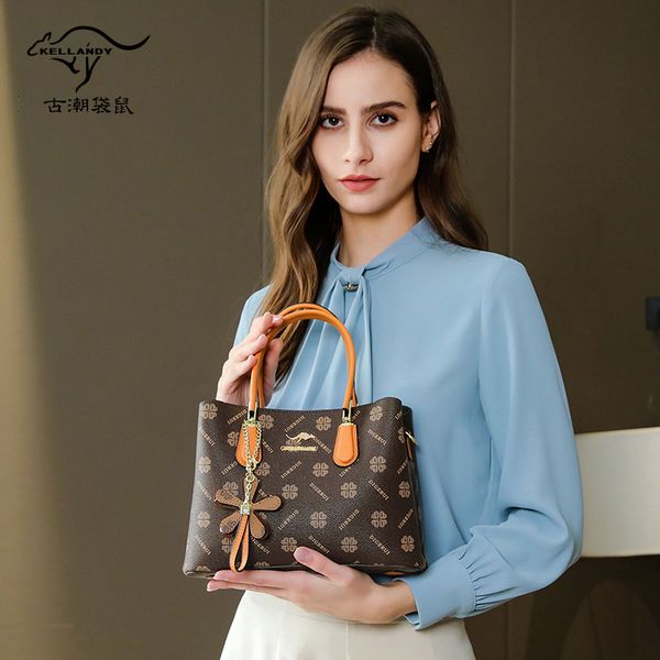 middle-aged ladies bag 2023 new one-shoulder messenger bag reading large-capacity handbag fashion luxury designer messenger bag
middle-aged ladies bag 2023 new one-shoulder messenger bag reading large-capacity handbag fashion luxury designer messenger bag
