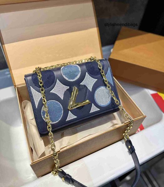 twist denim epi leather designer women shoulder bags lock flap chain handbags twists woman crossbody bag lady pochette tote middle size blac
twist denim epi leather designer women shoulder bags lock flap chain handbags twists woman crossbody bag lady pochette tote middle size blac