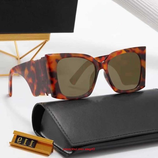 luxury designer sunglasses for women glasses protection fashion sunglass letter casual eyeglasses with box very good abnu, White;black
luxury designer sunglasses for women glasses protection fashion sunglass letter casual eyeglasses with box very good abnu, White;black