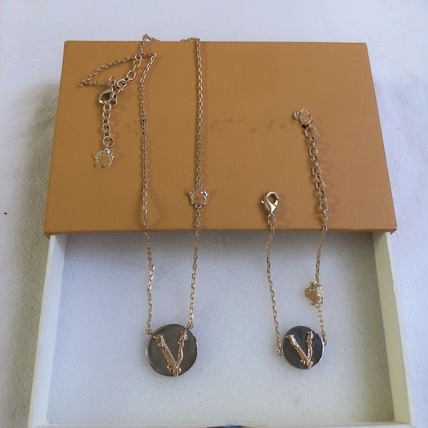 designer classic luxury pendant necklace women's 18k gold monogram necklace luxury design jewelry colorless medusa necklace, Golden;silver
designer classic luxury pendant necklace women's 18k gold monogram necklace luxury design jewelry colorless medusa necklace, Golden;silver