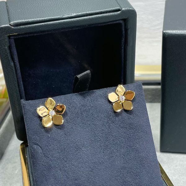 crystal flower stud earrings for girls fashion jewelry brand earrings, Golden;silver
crystal flower stud earrings for girls fashion jewelry brand earrings, Golden;silver