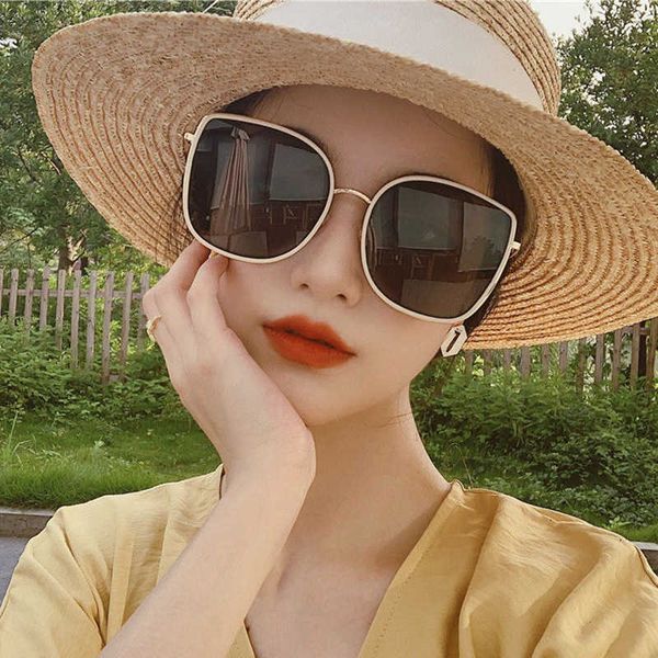 2021 new korean internet celebrity ins same bibi large square sunglasses men's and women's glasses, White;black
2021 new korean internet celebrity ins same bibi large square sunglasses men's and women's glasses, White;black