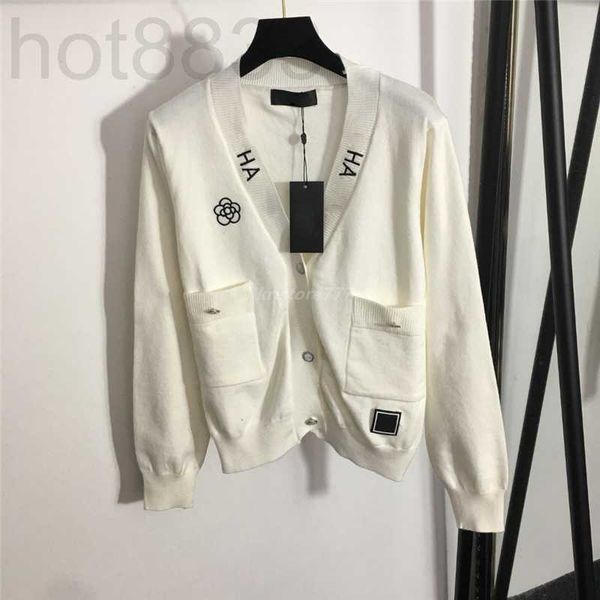 women's sweaters designer embroidery knits girls milan runway v-neck letter button shirt cardigan q0nl, White;black
women's sweaters designer embroidery knits girls milan runway v-neck letter button shirt cardigan q0nl, White;black
