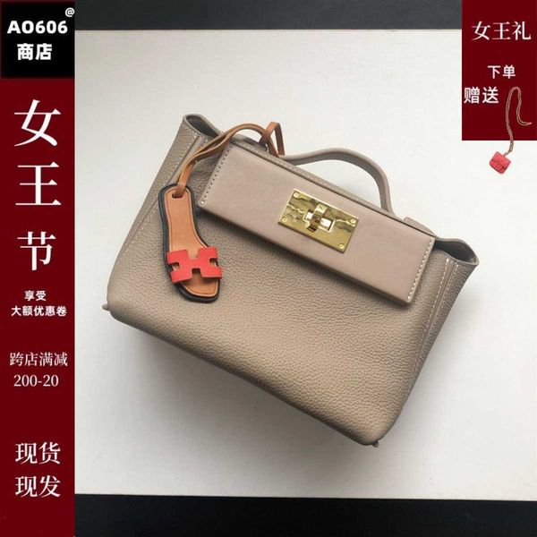 original leather hemrres 2424 kelys tote bags online store cowhide 2424mini bag lock buckle single shoulder diagonal span double large cap w
original leather hemrres 2424 kelys tote bags online store cowhide 2424mini bag lock buckle single shoulder diagonal span double large cap w