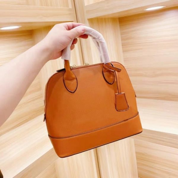 designer cross body handbags tote bag luxury crossbody totes shoulder bags shell handbag genuine leather high-quality fashion brand with ori, Black;red
designer cross body handbags tote bag luxury crossbody totes shoulder bags shell handbag genuine leather high-quality fashion brand with ori, Black;red