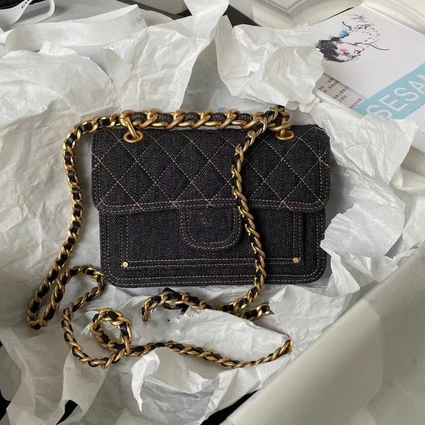 chain one shoulder messenger bag quilted matte suede handle bag fashion design recommendation
chain one shoulder messenger bag quilted matte suede handle bag fashion design recommendation