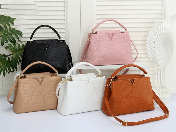 2023 luxury women shoulder bags women designer messnger bags lady clutch bag shoulder large capacity crossbody bags five colors 26cm
2023 luxury women shoulder bags women designer messnger bags lady clutch bag shoulder large capacity crossbody bags five colors 26cm