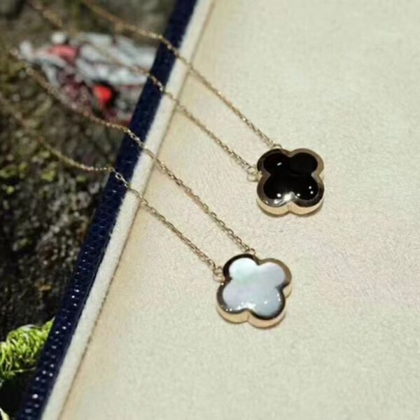 luxury chain clover pendant necklace designer jewelry pure four leaf chain for women engagement jewelry fashion necklace 5a quality without, Silver
luxury chain clover pendant necklace designer jewelry pure four leaf chain for women engagement jewelry fashion necklace 5a quality without, Silver