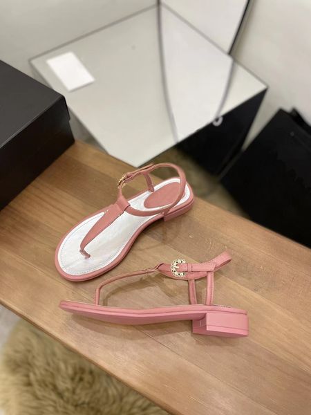 2023 summer sandals slippers lady fashion low heel luxury sandal fashion causal flip flop party wedding shoes with box geometric printed 8 s, Black
2023 summer sandals slippers lady fashion low heel luxury sandal fashion causal flip flop party wedding shoes with box geometric printed 8 s, Black