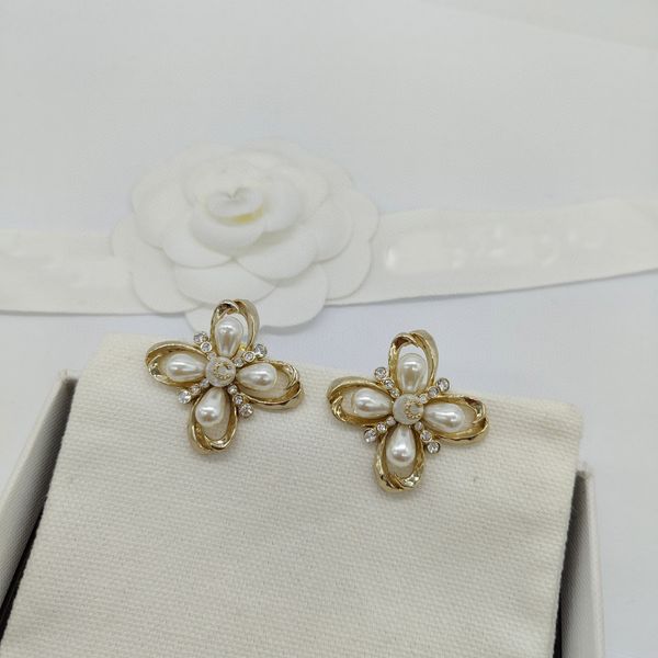 2023 luxury quality charm stud earring with diamond and nature shell beads in 18k gold plated have box stamp ps7087b, Golden
2023 luxury quality charm stud earring with diamond and nature shell beads in 18k gold plated have box stamp ps7087b, Golden