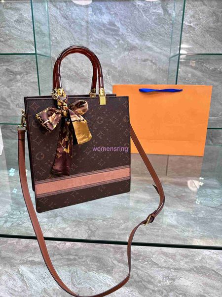 2023 women's handbag printed handbag luxury designer shoulder messenger bag travel tote laser pure steel titanium hardware 29cm
2023 women's handbag printed handbag luxury designer shoulder messenger bag travel tote laser pure steel titanium hardware 29cm