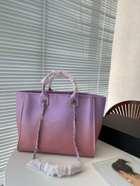 2023 womens beach shopping bags embroidery letter casual versatil large capacity shoulder handbags metal hardware deauville chain luggage 36
2023 womens beach shopping bags embroidery letter casual versatil large capacity shoulder handbags metal hardware deauville chain luggage 36