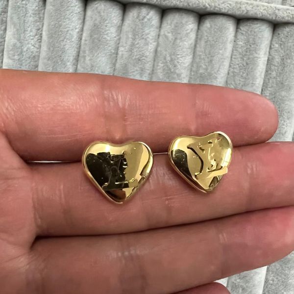 easy chic luxury lady original branded heart v stud 316l stainless steel 18k gold silver rose women letter logo engrave earrings wedding par, Golden;silver
easy chic luxury lady original branded heart v stud 316l stainless steel 18k gold silver rose women letter logo engrave earrings wedding par, Golden;silver