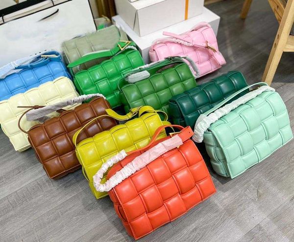 single shoulder bag square pillow bag b brand design v crossbody bag handbag tote women handbag leather designer brand 230610
single shoulder bag square pillow bag b brand design v crossbody bag handbag tote women handbag leather designer brand 230610