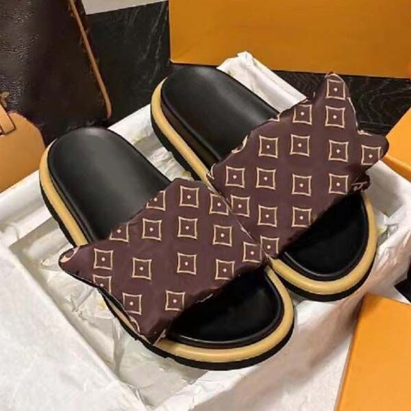 designer slipper luxury sandal men women shoes pool pillow comfort embossed mules copper triple black pink ivory summer fashion slides beach
designer slipper luxury sandal men women shoes pool pillow comfort embossed mules copper triple black pink ivory summer fashion slides beach