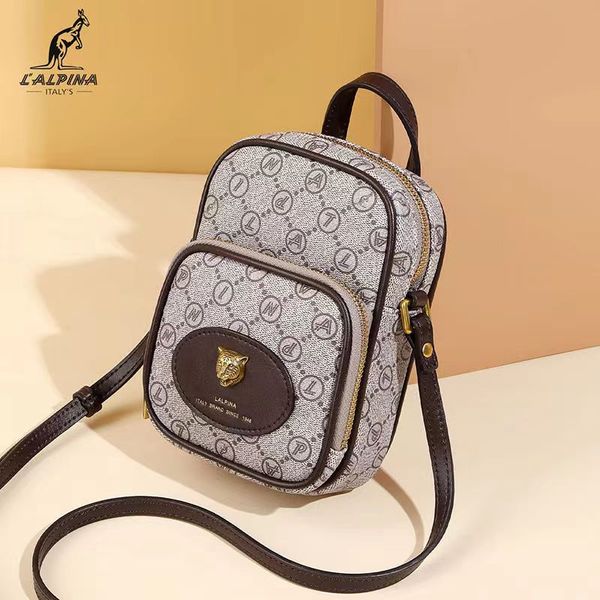 luxury designer messenger bag2023 new mobile phone bag retro printed shoulder messenger bag designer men's and women's bags fashio
luxury designer messenger bag2023 new mobile phone bag retro printed shoulder messenger bag designer men's and women's bags fashio
