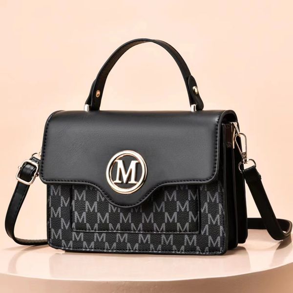 new 2023 fashion brand bill shoulder small square bag handbag simple texture messenger bag designer women's bag
new 2023 fashion brand bill shoulder small square bag handbag simple texture messenger bag designer women's bag