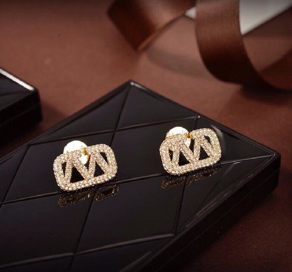 v stud earrings designer for woman diamond earring luxury brand gold earrings wedding gift, Golden;silver
v stud earrings designer for woman diamond earring luxury brand gold earrings wedding gift, Golden;silver