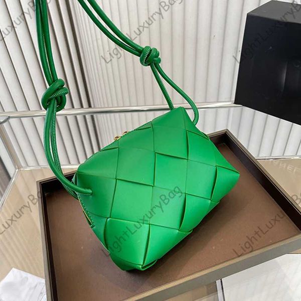 b designer shoulder crossbody v bag fashion cross body wallets womens leather classic luxury handbags female pillow purses 230610
b designer shoulder crossbody v bag fashion cross body wallets womens leather classic luxury handbags female pillow purses 230610