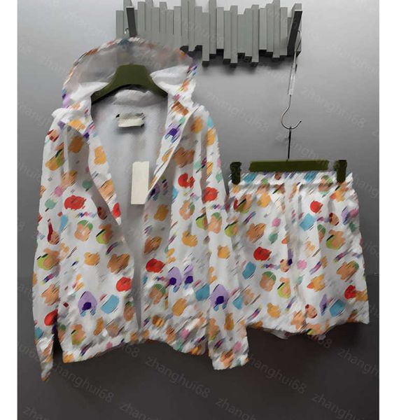 23ss womens designer clothing women tracksuit windbreaker set new cartoon bear print zipper hoodie jacket elastic waist drawstring short set, Gray
23ss womens designer clothing women tracksuit windbreaker set new cartoon bear print zipper hoodie jacket elastic waist drawstring short set, Gray