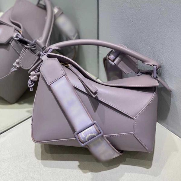 high end geometric bag with diamond grid patchwork genuine leather portable one shoulder puzzle pillow bag large capacity single color glaze
high end geometric bag with diamond grid patchwork genuine leather portable one shoulder puzzle pillow bag large capacity single color glaze