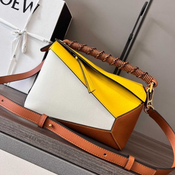 high-end crossbody handbag tote bag lowe brand new puzzles calfskin colored woven single shoulder oblique straddle handheld bag
high-end crossbody handbag tote bag lowe brand new puzzles calfskin colored woven single shoulder oblique straddle handheld bag