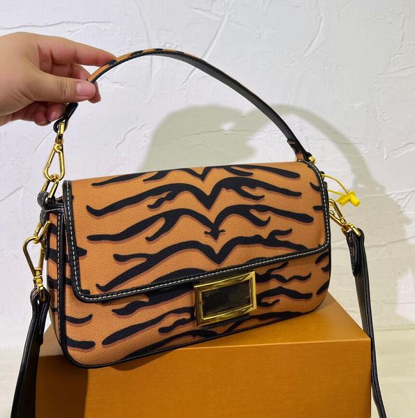 fashion stripe designer shoulder bag crossbody bag tiger baguette bag fashion trend bag
fashion stripe designer shoulder bag crossbody bag tiger baguette bag fashion trend bag